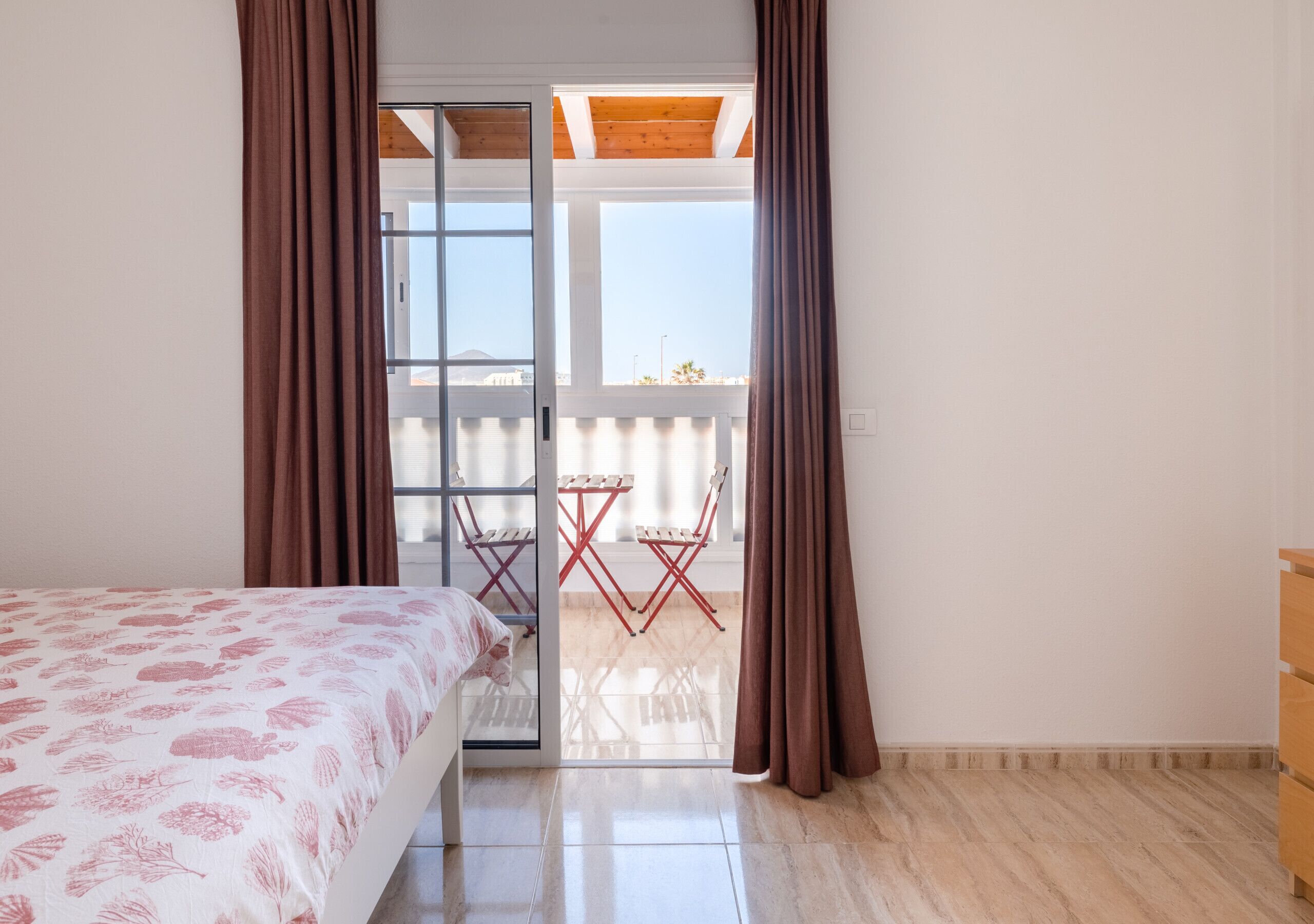 3 slaapkamers, een strijkplank/strijkijzer, gratis wifi, beddengoed