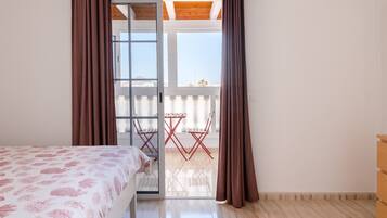 3 slaapkamers, een strijkplank/strijkijzer, gratis wifi, beddengoed