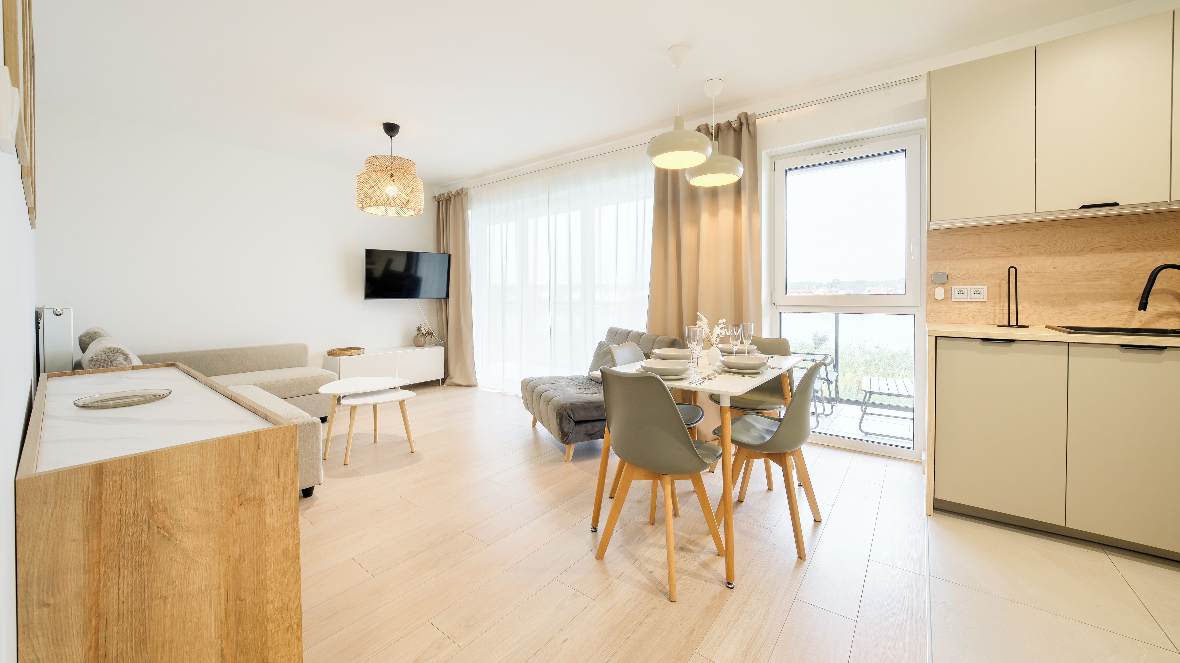 Un appartement moderne comprenant un coin repas, une cuisine et un espace de vie.