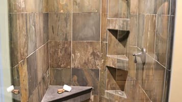 Baignoire, baignoire Ă jets, sĂšche-cheveux, serviettes fournies