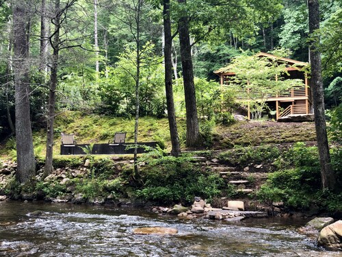 Private cabin on River: Hot tub, Fire table, hiking & fishing in front yard, AT