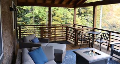 Private cabin on River: Hot tub, Fire table, hiking & fishing in front yard, AT