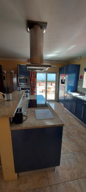 Fridge, oven, stovetop, dishwasher - Villa mit 3 Apartments (Jan Thiel)