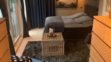 4 bedrooms, desk, iron/ironing board, travel cot