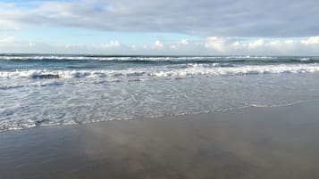 Beach nearby, sun-loungers, beach towels