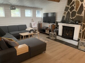 Smart-tv, tv-spel, en stereo och datorskärmar