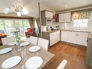 Fridge, dishwasher, electric kettle, toaster - Bock Retreat (Morpeth)