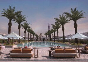 �สระว่ายน้ำกลางแจ้ง, ร่มริมสระว่ายน้ำ, เก้าอี้อาบแดดริมสระ