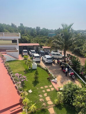 Tempat letak kenderaan sendiri percuma 