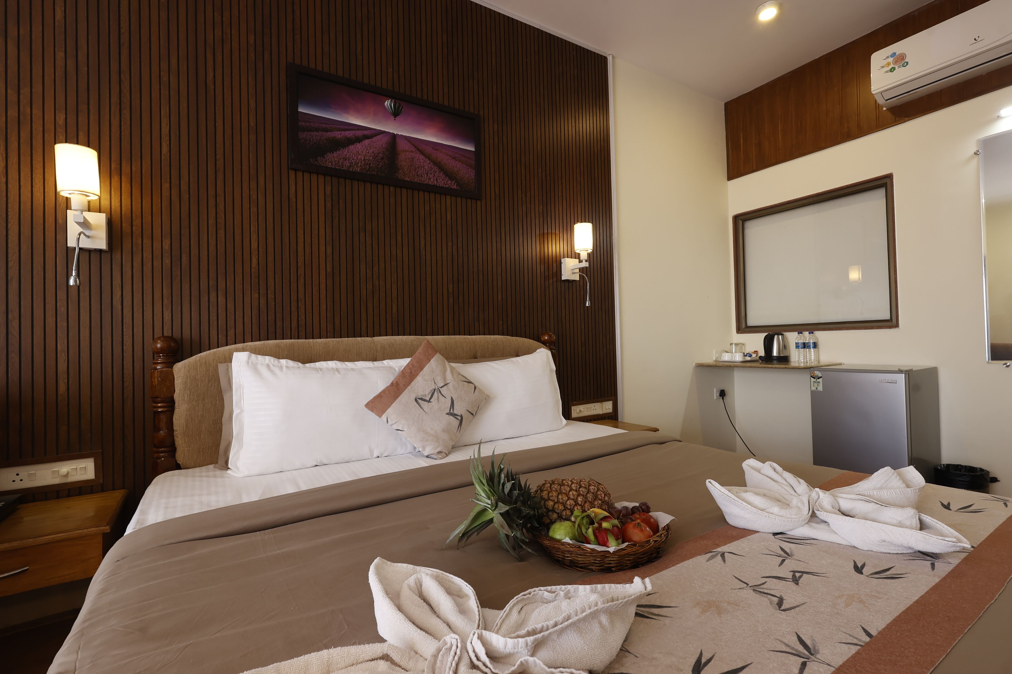 Deluxe Room, Balcony, Sea View | Bar mini, meja, ruang kerja komputer riba, langsir/tirai gelap terus 