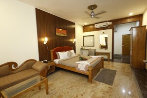 Ropa de cama de alta calidad, minibar y escritorio 