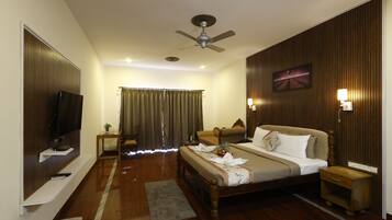 Deluxe kamer, balkon, uitzicht op zee | Een minibar, een bureau, een laptopwerkplek, verduisterende gordijnen