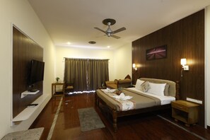 Habitación Deluxe, balcón, vistas al mar | Minibar, escritorio, espacio para trabajar con un portátil