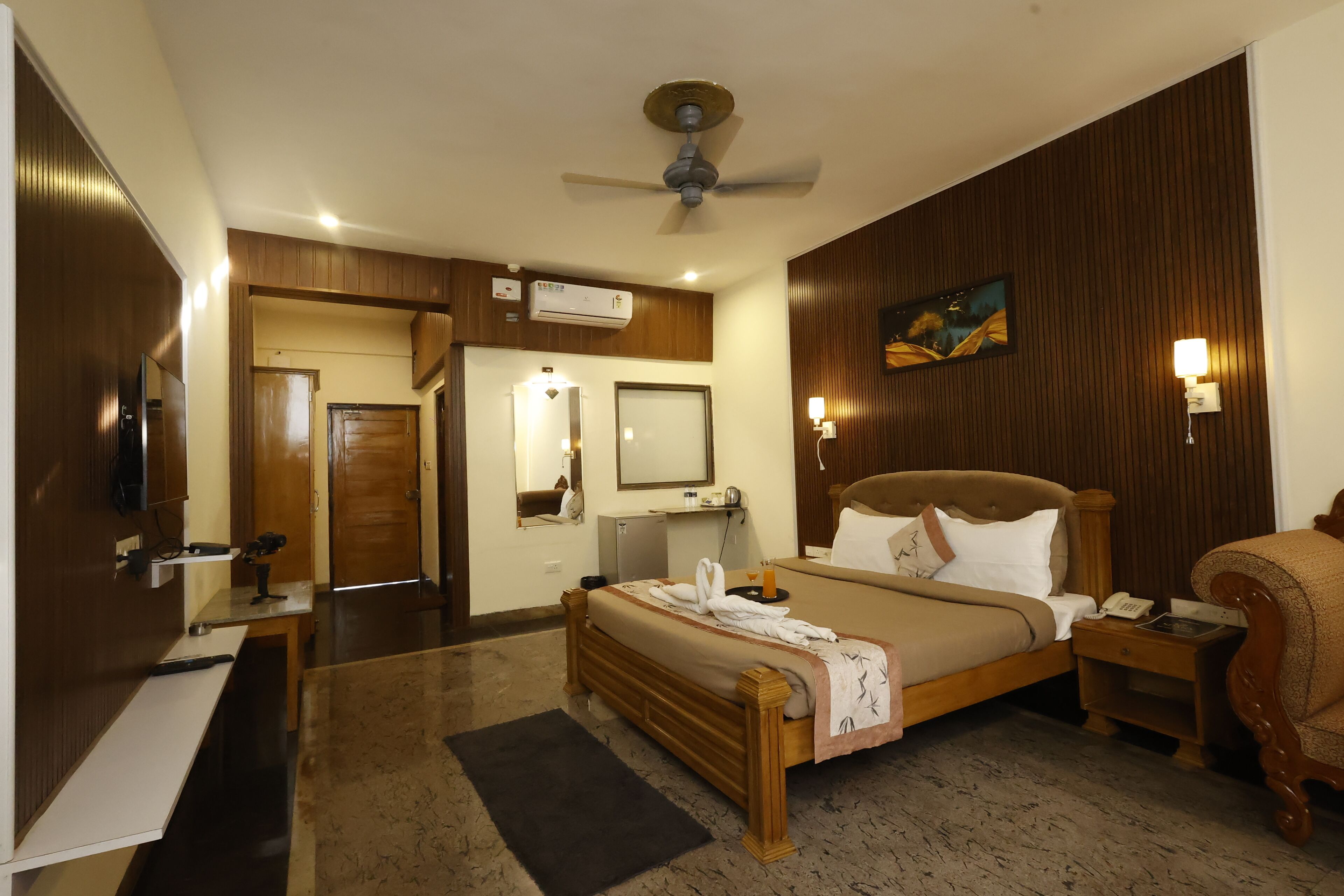 Premium Room, Balcony, Sea View | Bar mini, meja, ruang kerja komputer riba, langsir/tirai gelap terus 