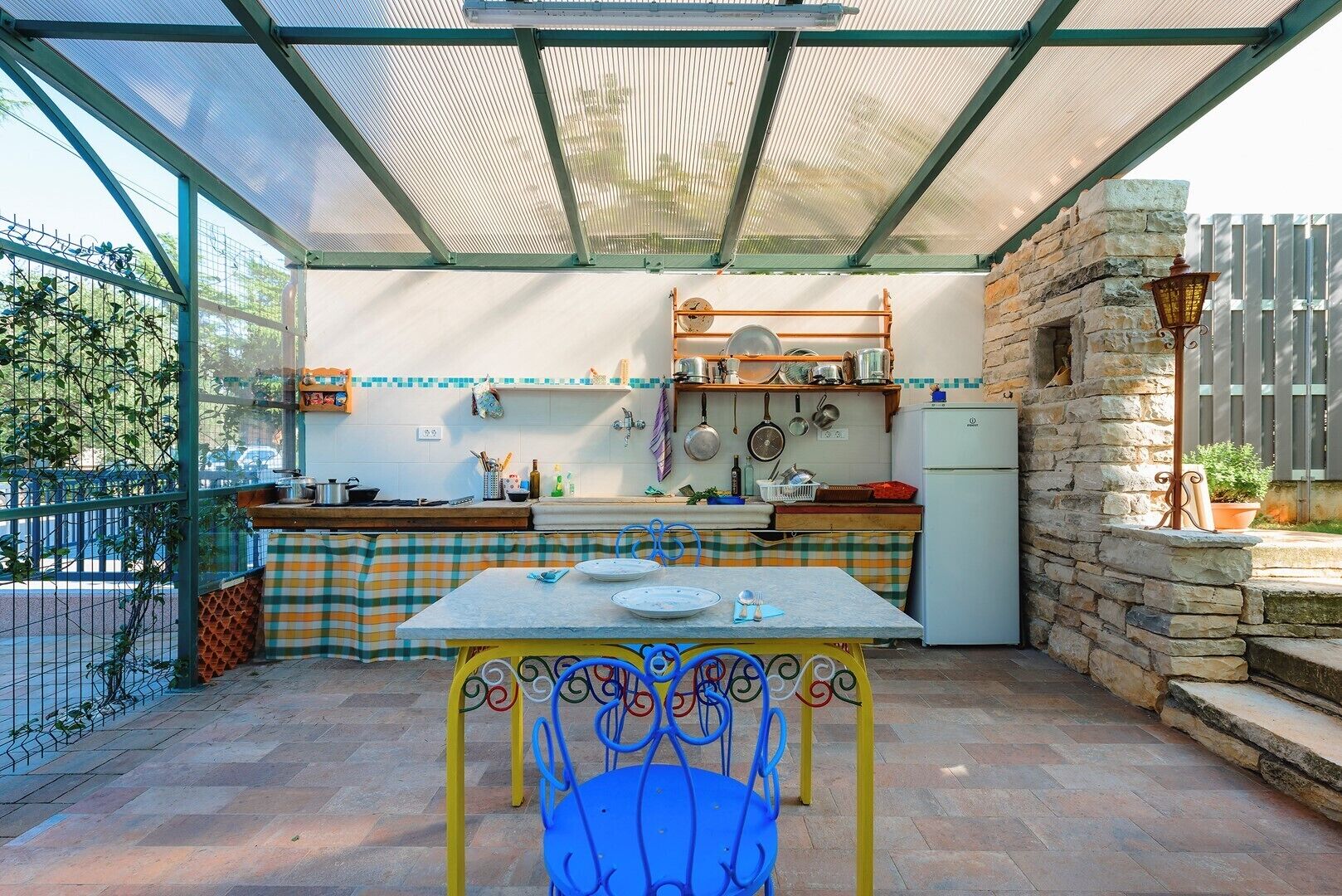 Fridge, oven, stovetop, cookware/dishes/utensils