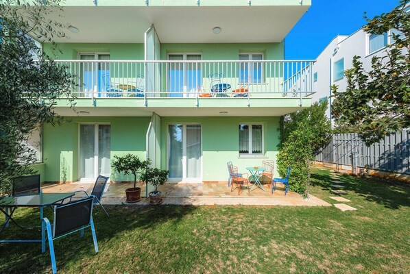 Outdoor dining - ANDREA house with apartments / ANDREA 2 Apartment (Umag)