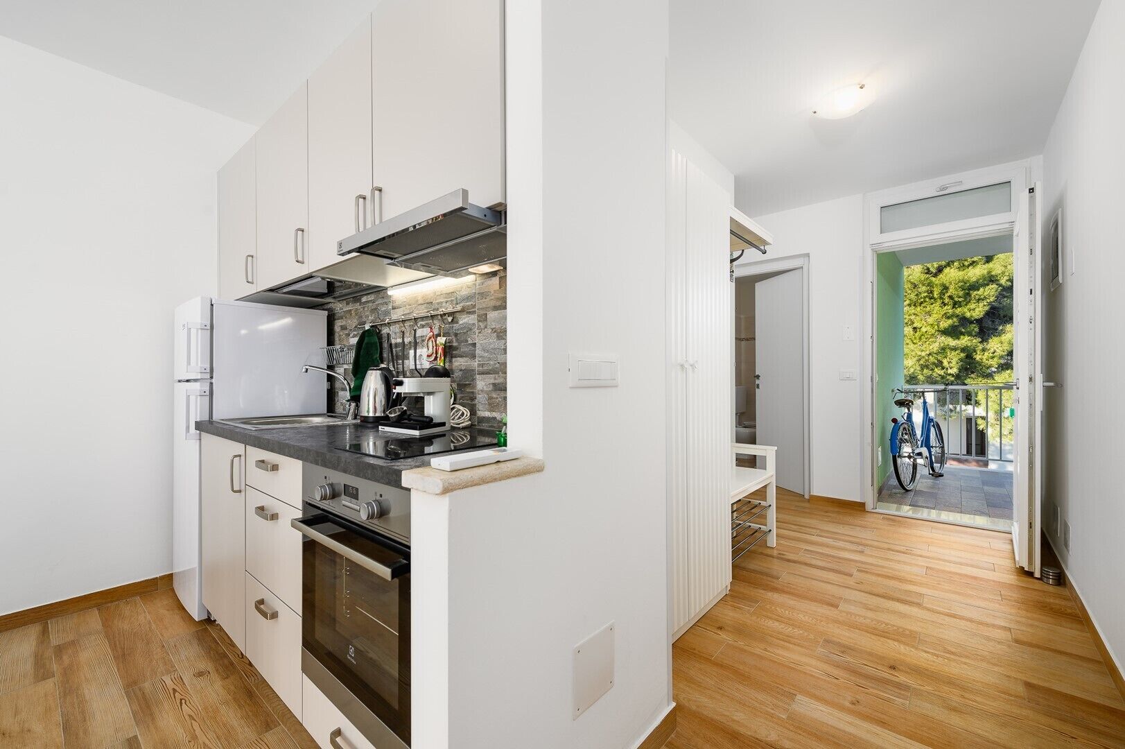 Fridge, oven, stovetop, cookware/dishes/utensils