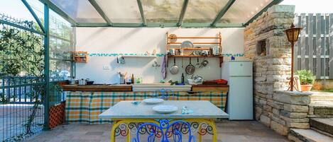 Fridge, oven, stovetop, cookware/dishes/utensils