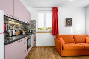 Refrigerador, horno, parrilla de estufa y utensilios de cocina 