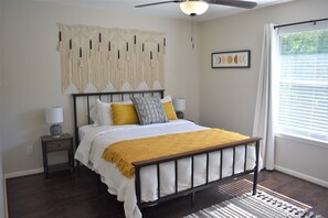 4 عدّة غرف نوم ومكتب ومكواة/لوح كي وواي فاي