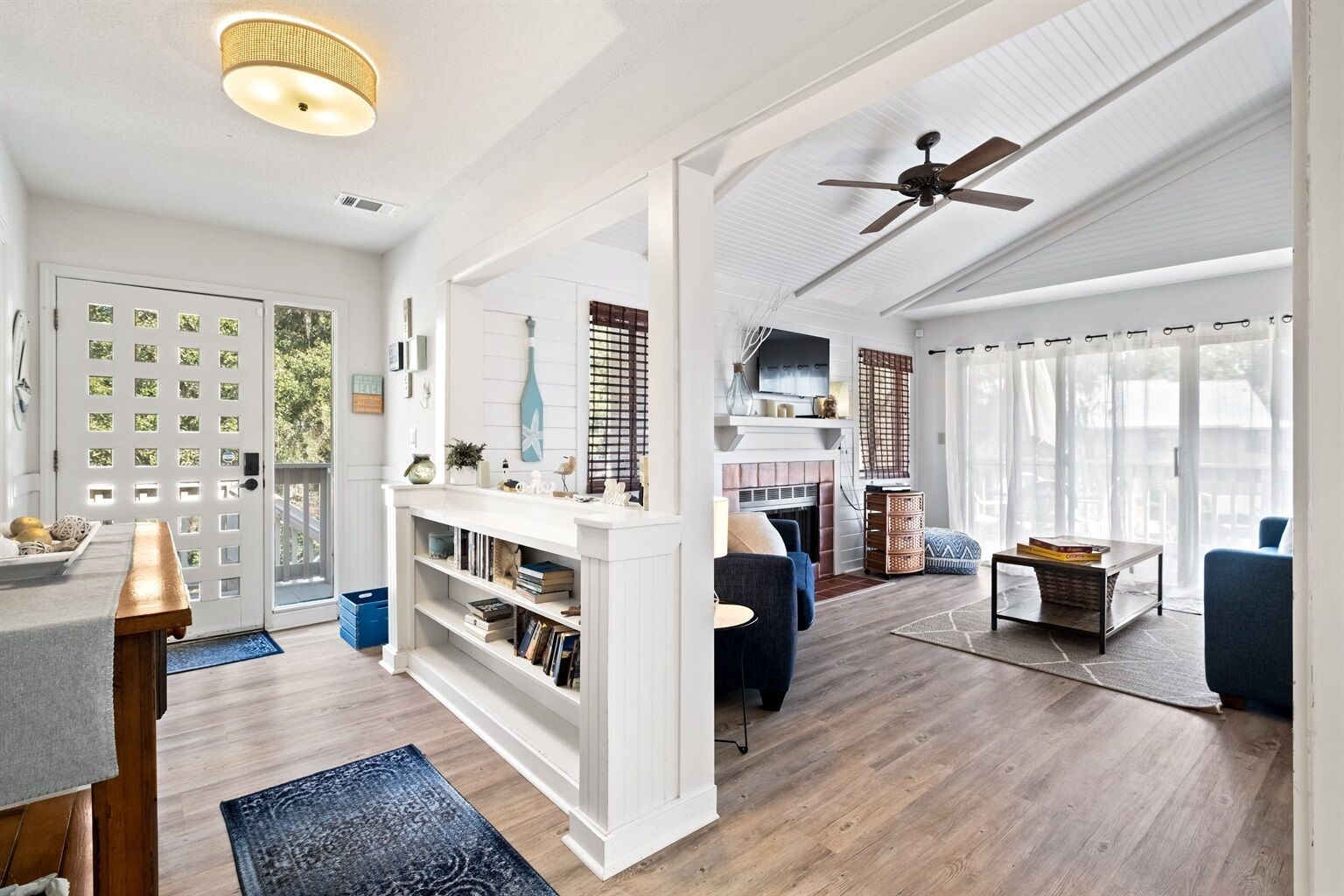 Télévision, chaîne hi-fi, espaces bureaux, écrans d'ordinateur