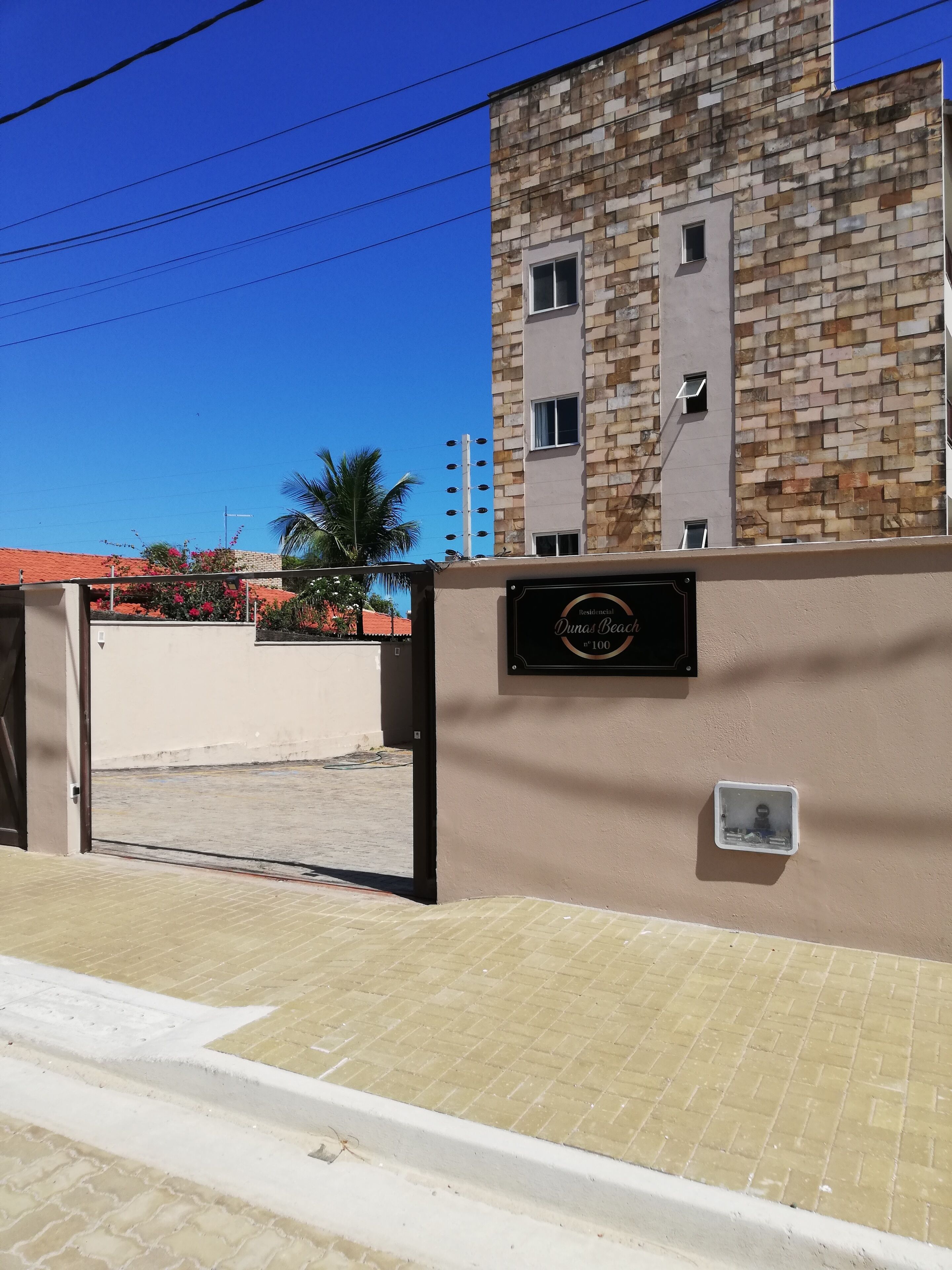 Vista frontal de la propiedad