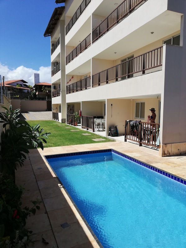 Una piscina al aire libre