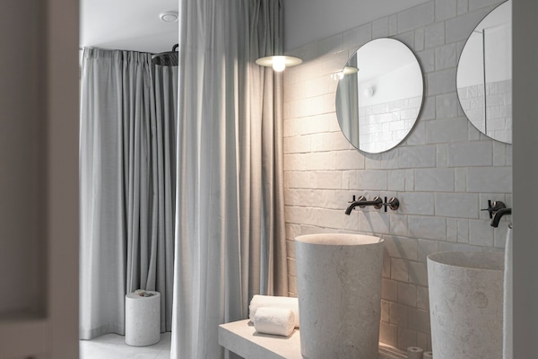 Premium Double Room with River View | Bathroom | Separate tub and shower, rainfall showerhead, free toiletries
