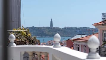 Premium Double Room with River View | Balcón