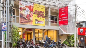A building with a prominent KABOBS advertisement and a HUBUNGI sign. - Reddoorz Plus @ Dipatiukur (Bandung)