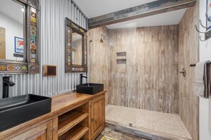 House, Multiple Bedrooms | Bathroom - Guadalupe Bluff Bunk House 5 Bedroom Home by RedAwning (Kerrville)