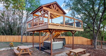 Guadalupe Bluff Bunk House 5 Bedroom Home by RedAwning