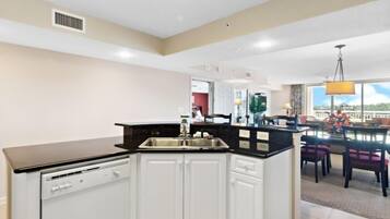 Condo, 3 Bedrooms | Private kitchen | Fridge, oven, coffee/tea maker, toaster