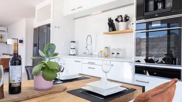Geladeira, micro-ondas, fogão, cooktop