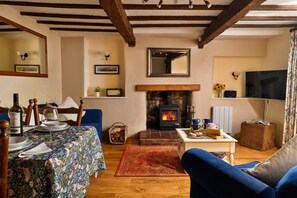 Smart TV, fireplace