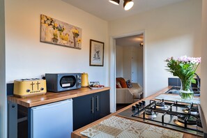 Fridge, microwave, oven, electric kettle - The Annexe at Rosebud Cottage (Wedmore)