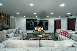 Appartamento Executive | Area soggiorno | Smart TV 55 pollici con canali digitali, TV, Netflix