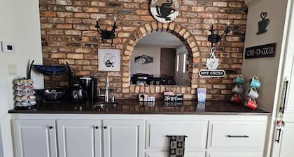 CAJUN OASIS 6br Retreat w/ pool 3mi from Casinos and Interstate 210