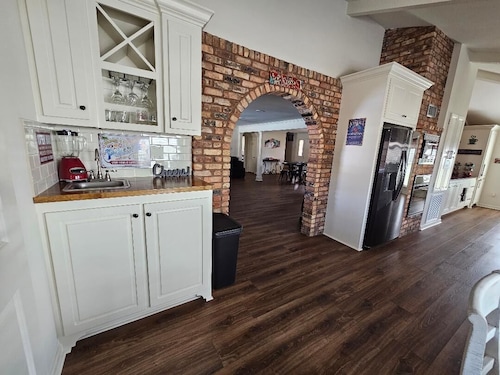 CAJUN OASIS 6br Retreat w/ pool 3mi from Casinos and Interstate 210