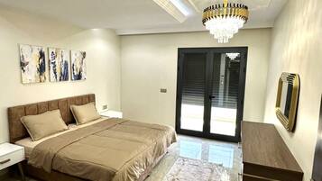 3 bedrooms, in-room safe, desk, iron/ironing board