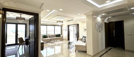 المنشأة من الداخل