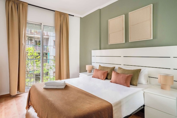 4 bedrooms, desk, iron/ironing board, WiFi