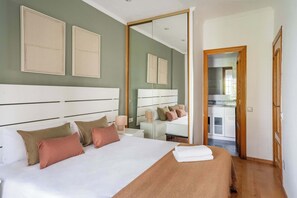 4 bedrooms, desk, iron/ironing board, WiFi