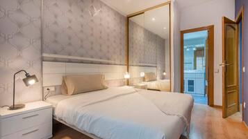 4 slaapkamers, een bureau, een strijkplank/strijkijzer, wifi