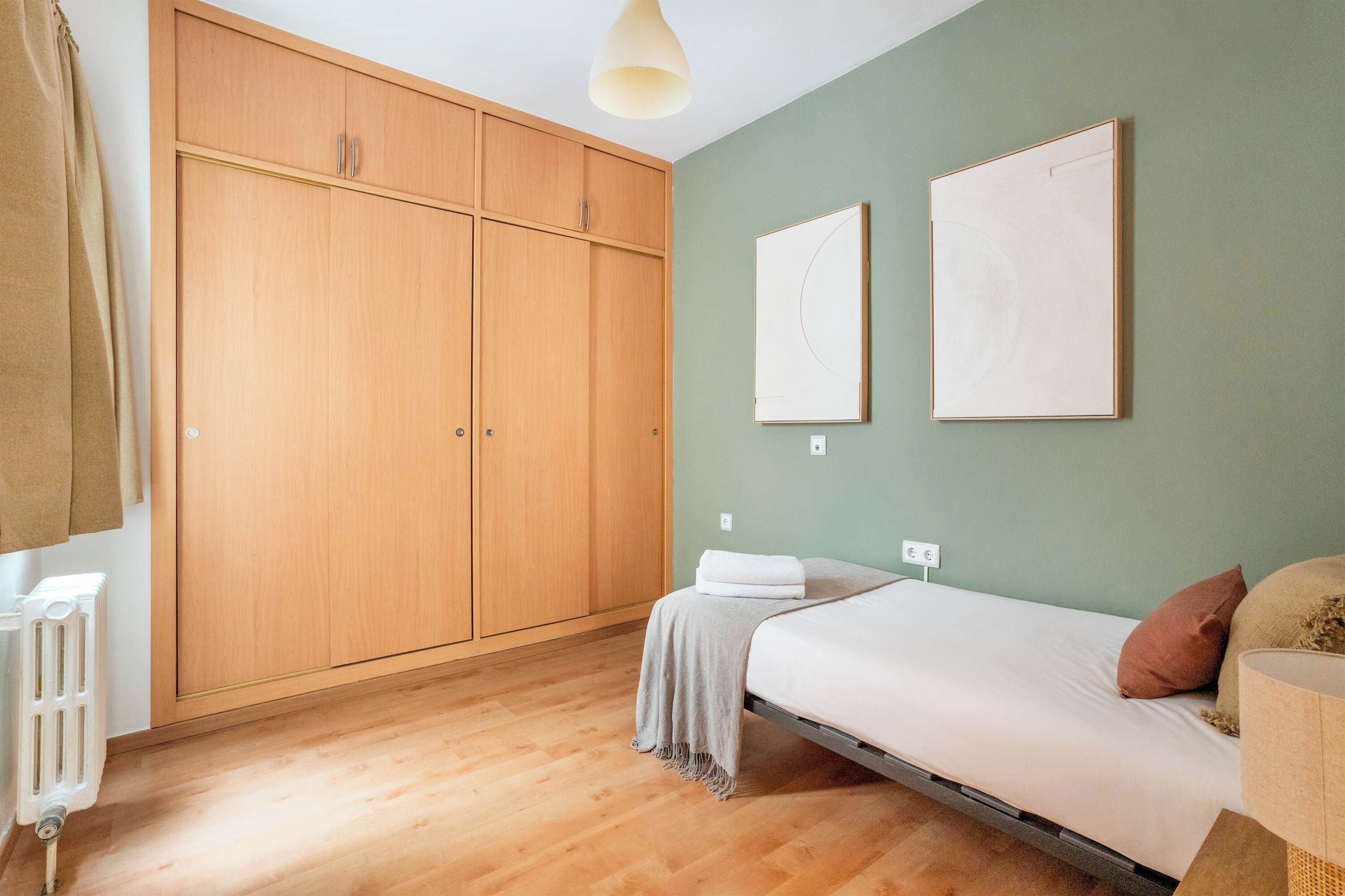 4 bedrooms, desk, iron/ironing board, WiFi