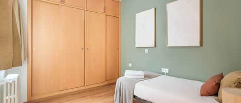 4 bedrooms, desk, iron/ironing board, WiFi