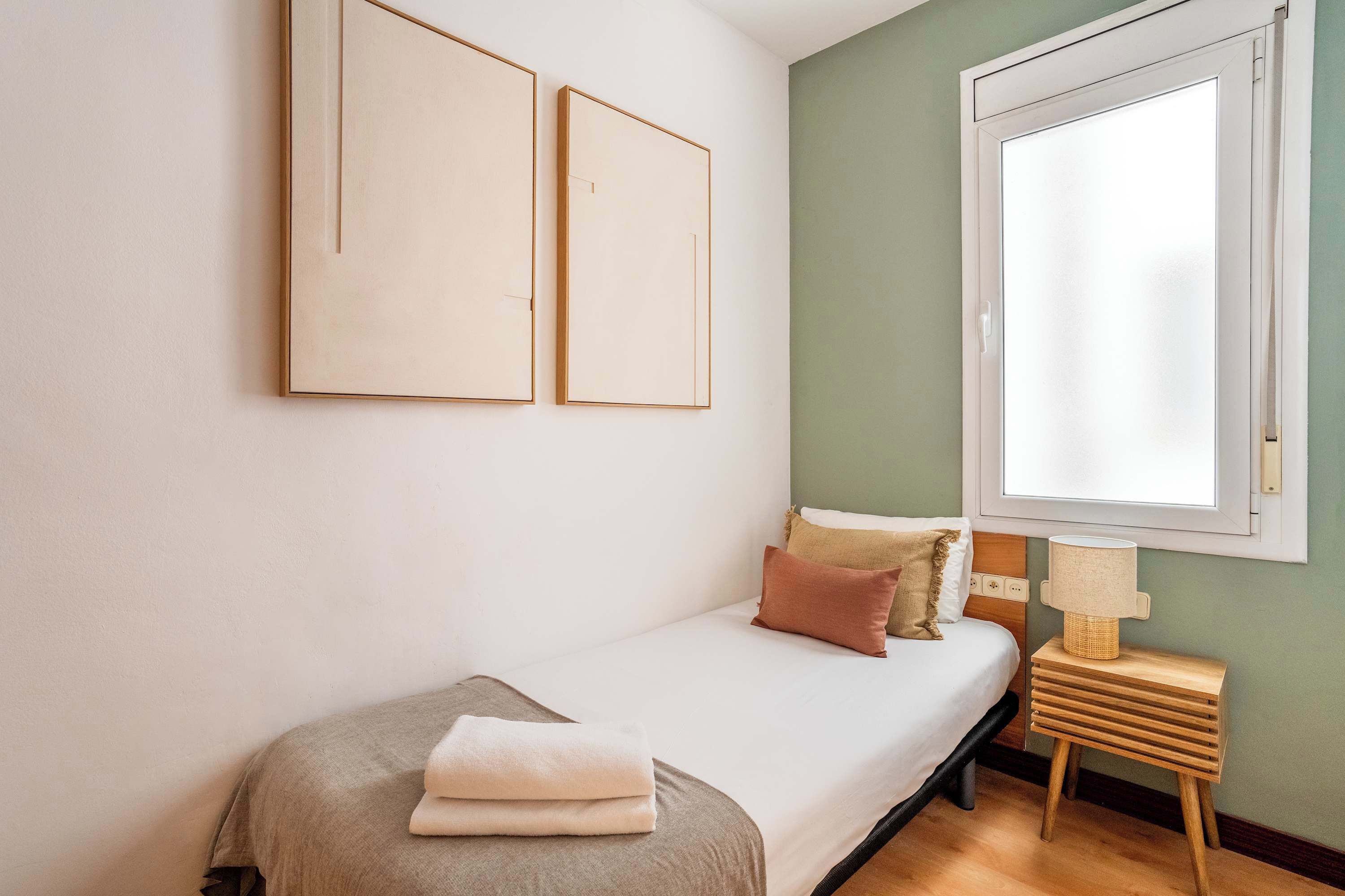 4 bedrooms, desk, iron/ironing board, WiFi