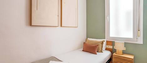 4 bedrooms, desk, iron/ironing board, WiFi