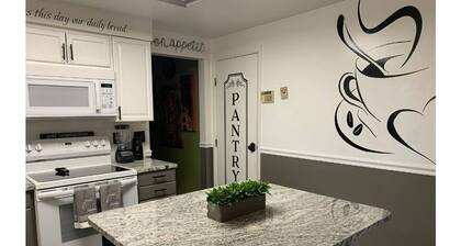 Cheerful 4BR/12BD “Ravishing Ranch”