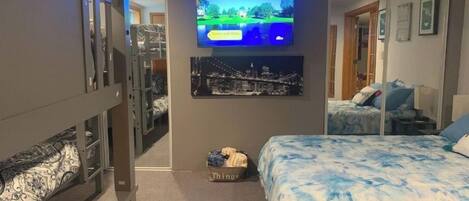 4 habitaciones, tabla de planchar con plancha y cuna de viaje